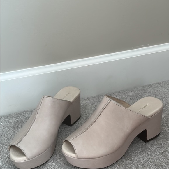 Chocolat Blu Gaddis Leather in Ivory size 8 - Picture 3 of 5